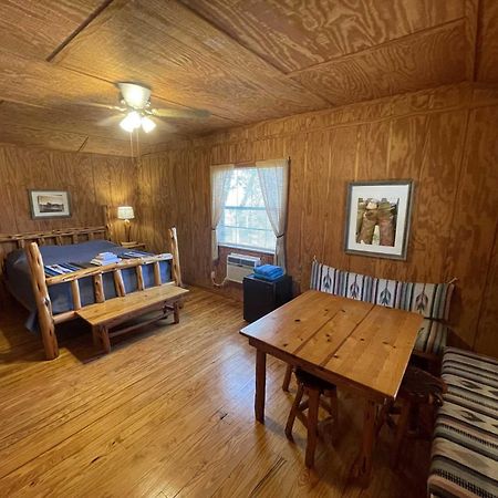 West 1077 Guest Ranch - Retreat Bed and Breakfast Tarpley Εξωτερικό φωτογραφία