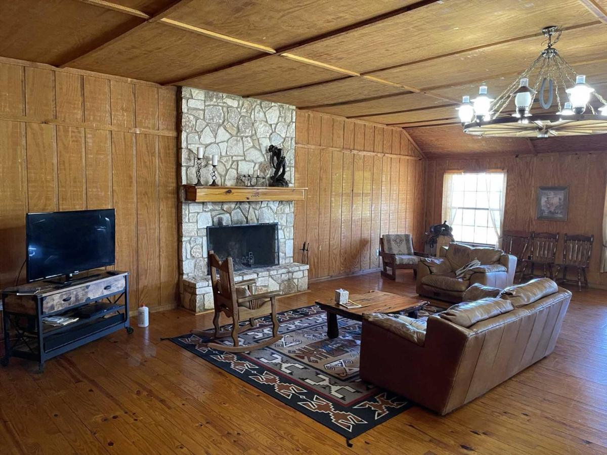 West 1077 Guest Ranch - Retreat Bed and Breakfast Tarpley Εξωτερικό φωτογραφία